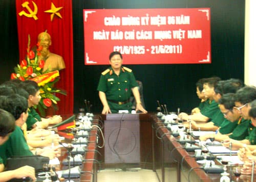 Trung tướng Ngô Xuân Lịch thăm, chúc mừng báo Quân đội nhân dân