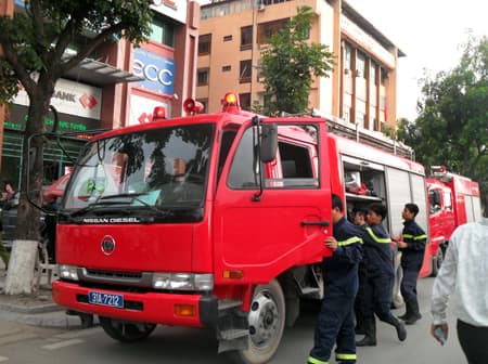 Cháy lớn tại tòa nhà 26 tầng trên phố Láng Hạ