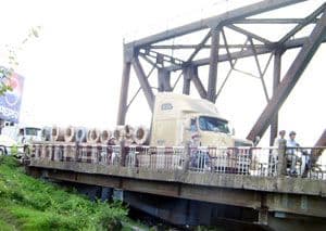 Cấm ôtô tải trọng trên 16 tấn qua cầu Đuống