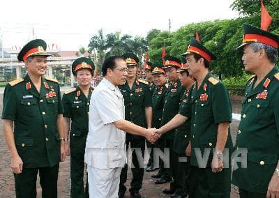 Tổng Bí thư Nông Đức Mạnh, Bí thư Quân ủy Trung ương đến dự Lễ bế giảng năm học 2008-2009  của Học viện Quốc phòng.
