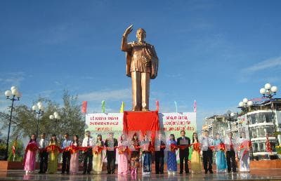 Cần Thơ : Khánh thành khuôn viên và tượng đài Bác Hồ tại bến Ninh Kiều