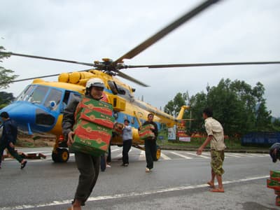 Bay cứu trợ trên vùng lũ dữ