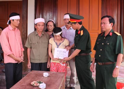 Thắm thiết quân dân giữa dòng lũ dữ