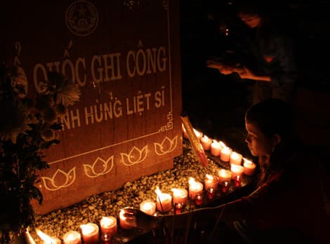 Thắp nến tri ân các anh hùng liệt sĩ