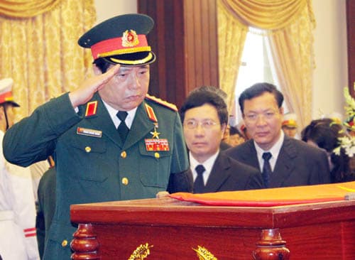 Nghiêng mình trước anh linh đồng chí Võ Chí Công