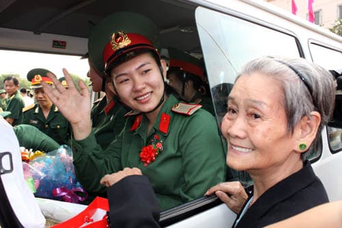 Bóng hồng tình nguyện lên đường nhập ngũ
