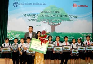 Tặng 1.000 cặp sách cho học sinh quận Hoàng Mai-Hà Nội