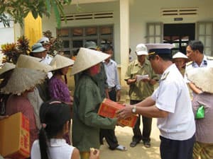 Gác việc riêng, lo việc dân