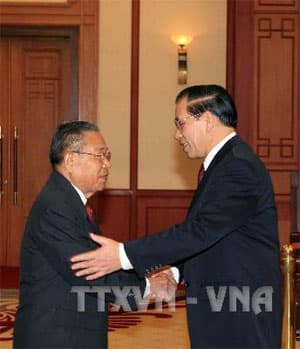 Tổng bí thư Nông Đức Mạnh tiếp đoàn đại biểu cấp cao Đảng và Nhà nước Lào