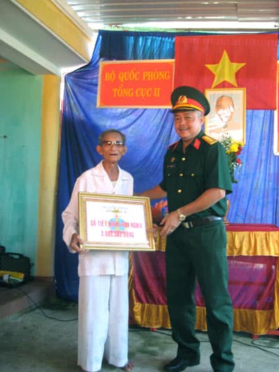 Bàn giao 2 nhà tình nghĩa trị giá 100 triệu đồng