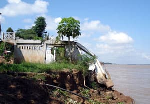 Bờ sông sạt lở nghiêm trọng