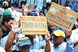 Honduras: Tổng thống tiếm quyền từ chức tạm thời