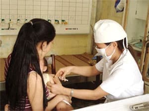 Năm 2010: Trẻ em Việt Nam được tiêm miễn phí vaccine 5 trong 1