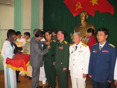 Trao kỷ niệm chương cho các đồng chí cựu chiến binh Trung đoàn 48 đã từng chiến đấu bảo vệ Thành cổ Quảng Trị