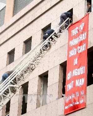 Diễn tập chữa cháy tại nhà cao tầng