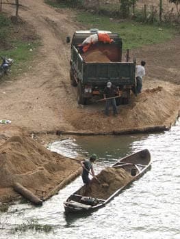 Chặt "vòi bạch tuộc" khai thác cát ở Quảng Xương