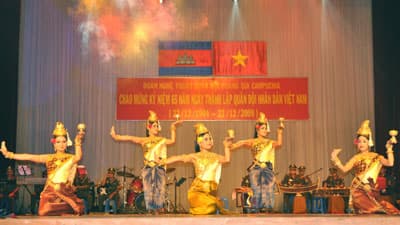 Đoàn nghệ thuật Quân đội Hoàng gia Cam-pu-chia biểu diễn tại Quân khu 7