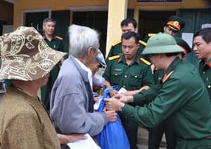 Tôi sẽ cho con đi bộ đội