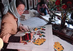 “Màu dân tộc” lại “bừng trên giấy điệp”?