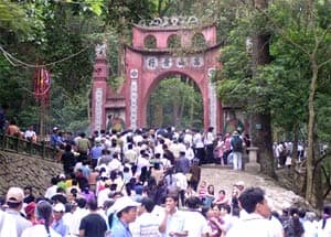 Cùng chung sức tôn tạo đền Hùng