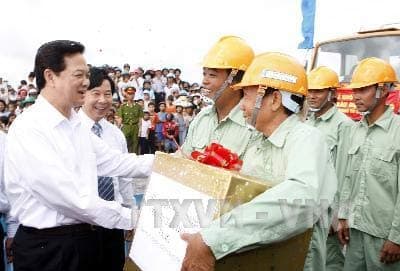 Thủ tướng Nguyễn Tấn Dũng phát lệnh khởi công xây dựng Luồng tàu biển trọng tải lớn vào sông Hậu