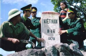 Cho rừng biên giới thắm xanh...