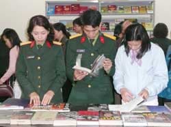 Triển lãm sách, báo “Quân đội Anh hùng, truyền thống vẻ vang”