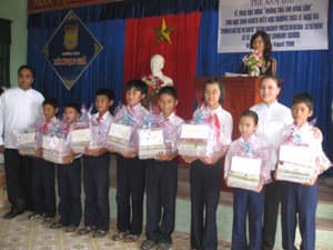 The Nam Hải tặng quà cho học sinh ở Quảng Nam