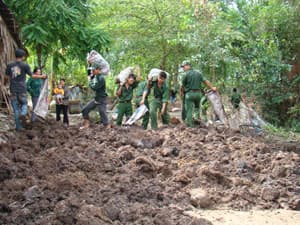 Phía sau mỗi trận lũ
