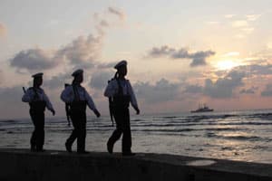 Noi gương cha anh