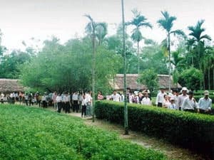 Hàng ngàn người dâng hương tại di tích Kim Liên