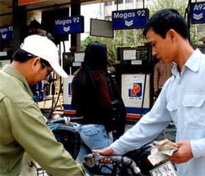 Nên áp dụng mức trần giá xăng dầu