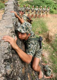 Luyện giỏi trên bờ, ngoài biển