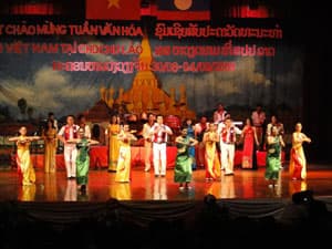 Biểu diễn nghệ thuật tại Lào