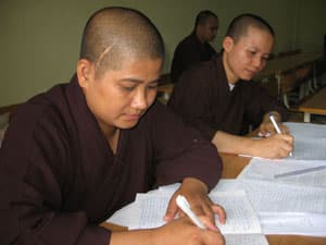 Tránh khô cứng, rập khuôn