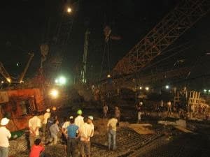 Cần cẩu nặng hàng chục tấn đè sập nóc nhà dân