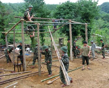 Các anh về, bản làng lại bình yên