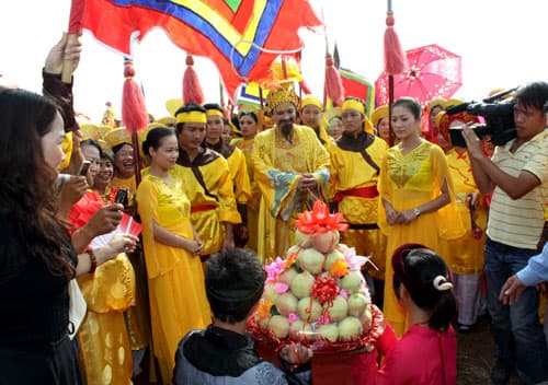 Đoàn rước "vua Lý Công Uẩn" rời phố Hiến, hướng về kinh thành Thăng Long