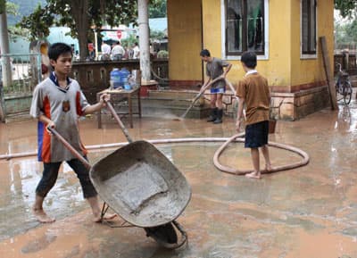 Người dân vùng lũ cần gì?