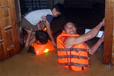 Xung kích trong lũ