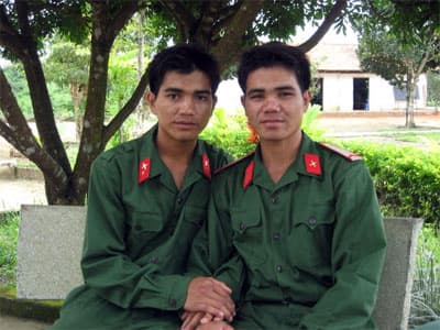 Anh em ruột cùng xung phong nhập ngũ