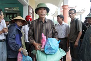 Tiếp tục ủng hộ nhân dân vùng lũ