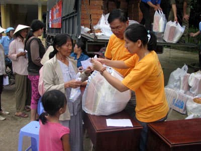 Khám, cấp thuốc và tặng quà cho người dân xã Ninh Sơn