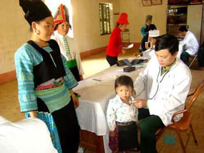 Chiến sĩ áo trắng đến với miền Tây Bắc
