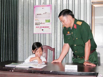 Con ở nhà… “huyện đội”