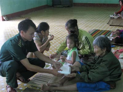 Tấm áo lạnh trong chiều mưa