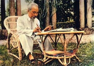 Triển lãm chuyên đề “Hồ Chí Minh và học tập suốt đời”