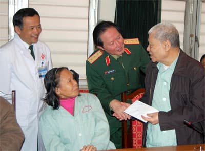 Lãnh đạo Bộ Quốc phòng thăm, tặng quà đối tượng chính sách