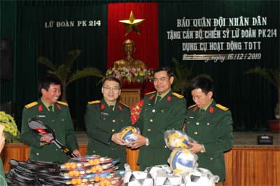 Tặng Đoàn Sông Gianh dụng cụ thể thao