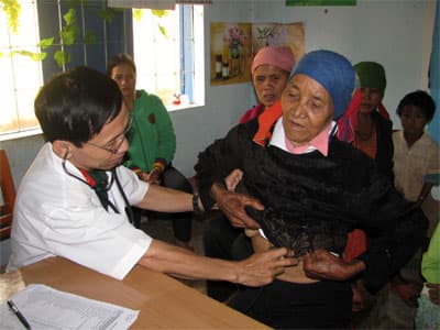 Hơn 1000 đồng bào dân tộc huyện Krông Nô, tỉnh Đắc Nông được khám bệnh, phát thuốc
